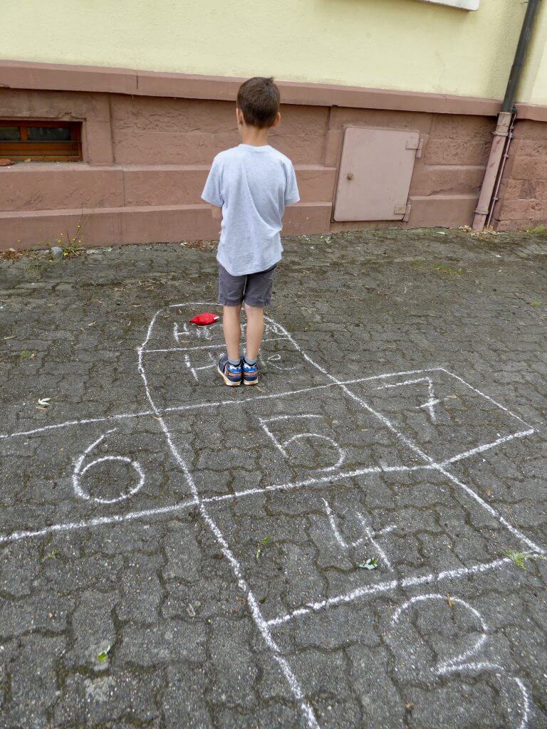 Alte Kinderspiele im und ums Museum - Hugenottenmuseum Friedrichstal